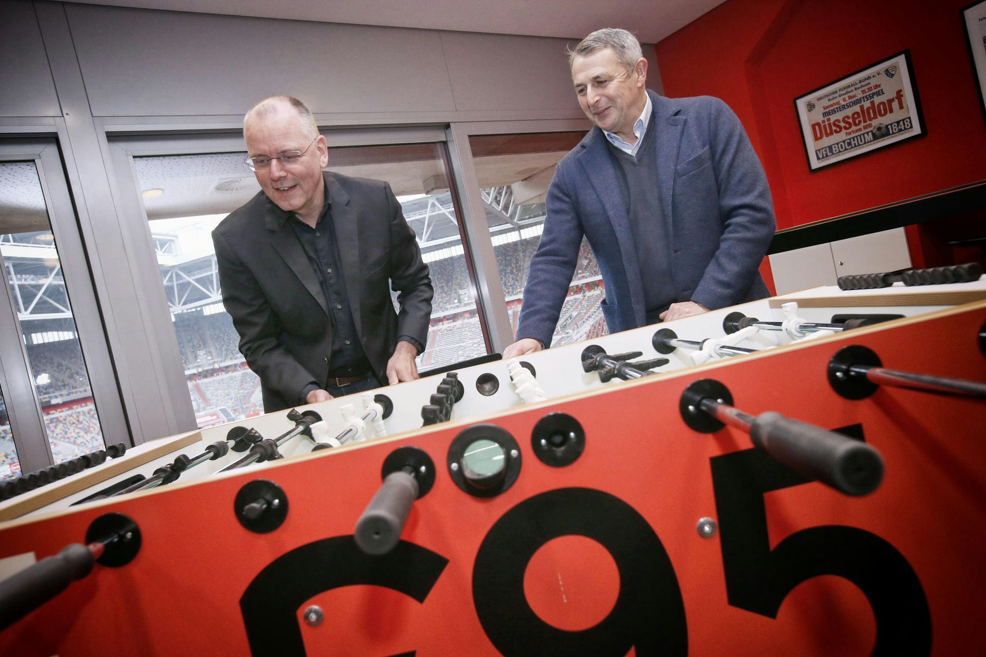 Fortuna Düsseldorf: Vorstand Thomas Röttgermann und Klaus Allofs kickern..