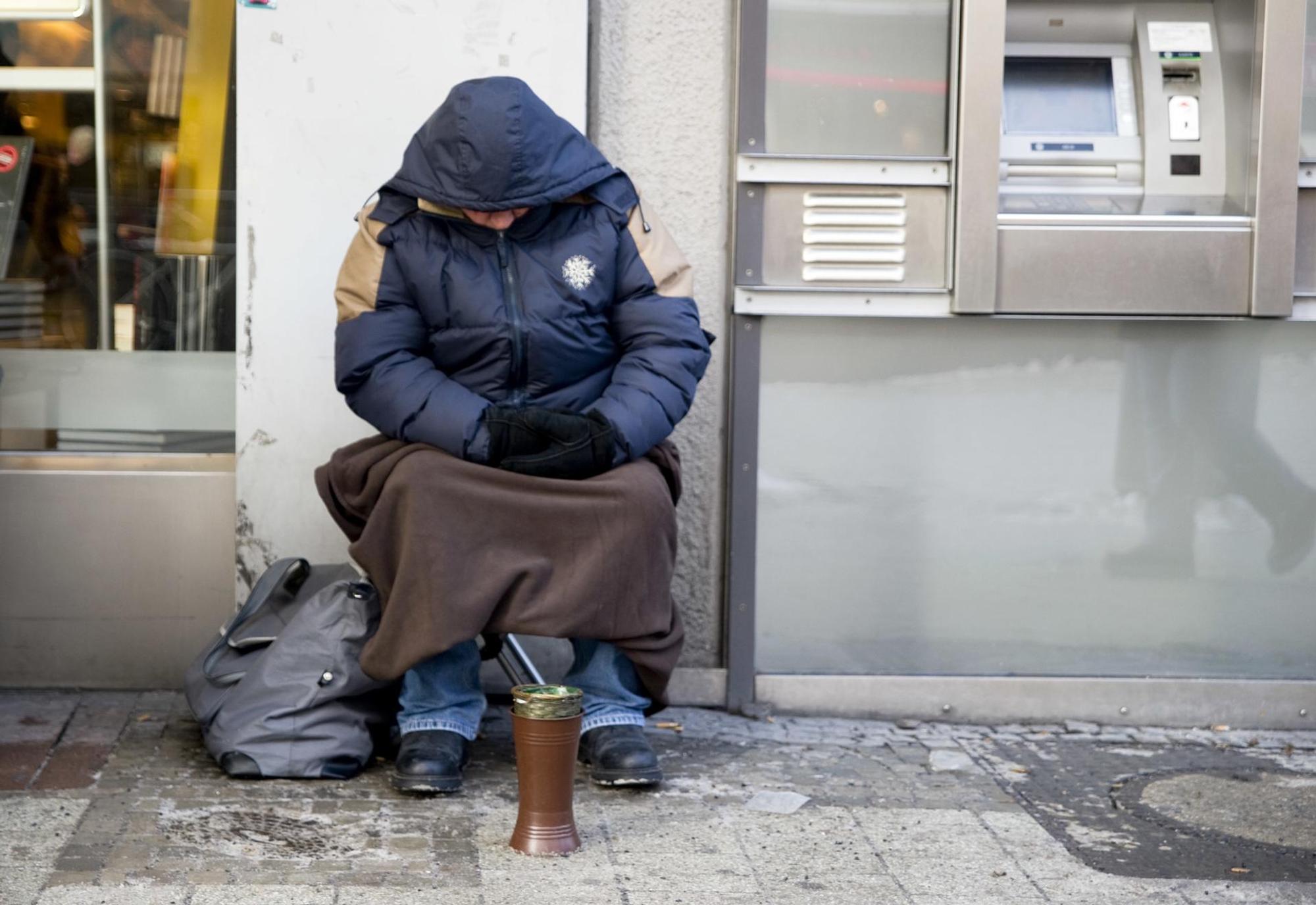 Obdachloser_Becher_Geld