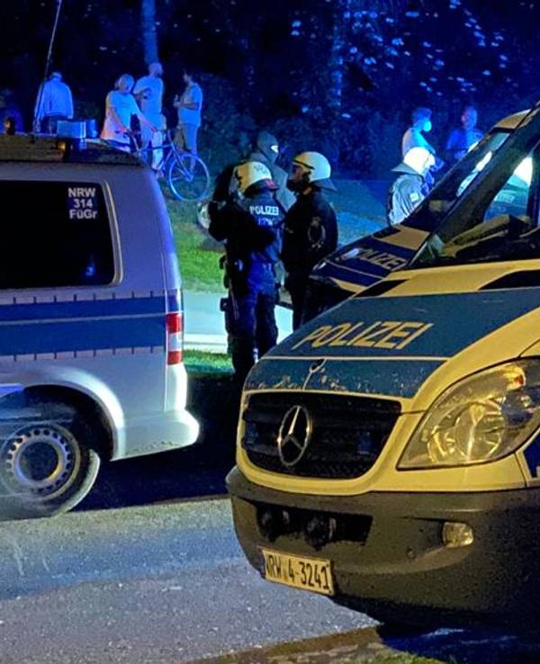 Mannschaftswagen der Kölner Polizei und Beamte stehen am Aachener Weiher.