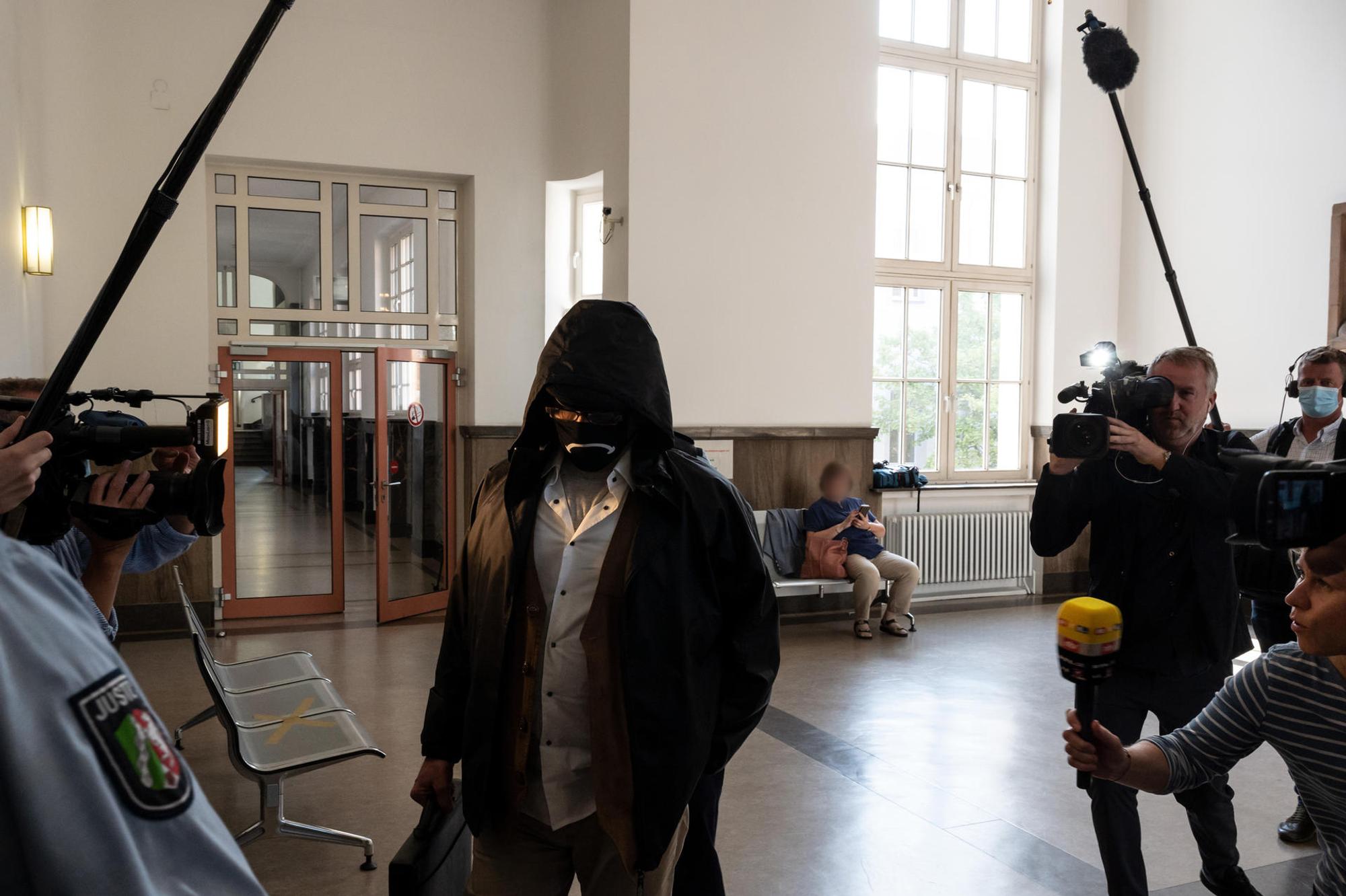 Schalla-Mörder vor Presse