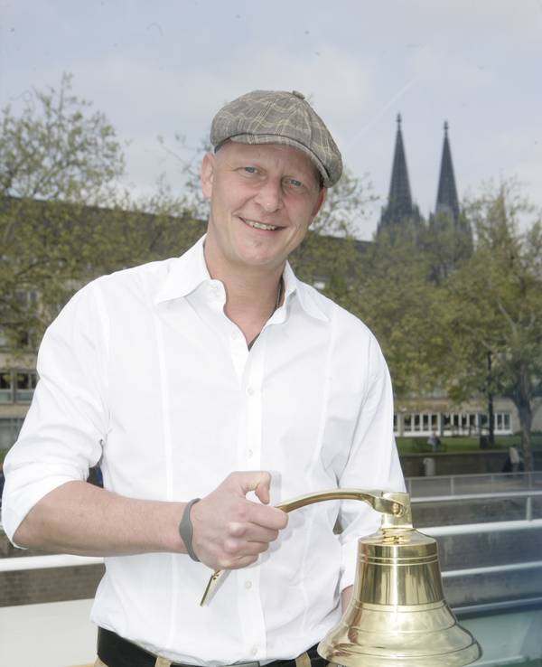Jochen Damm von den Klüngelköpp lacht in die Kamera.