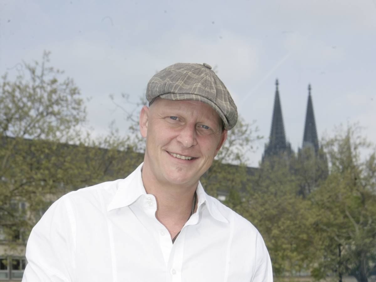 Jochen Damm von den Klüngelköpp lacht in die Kamera.