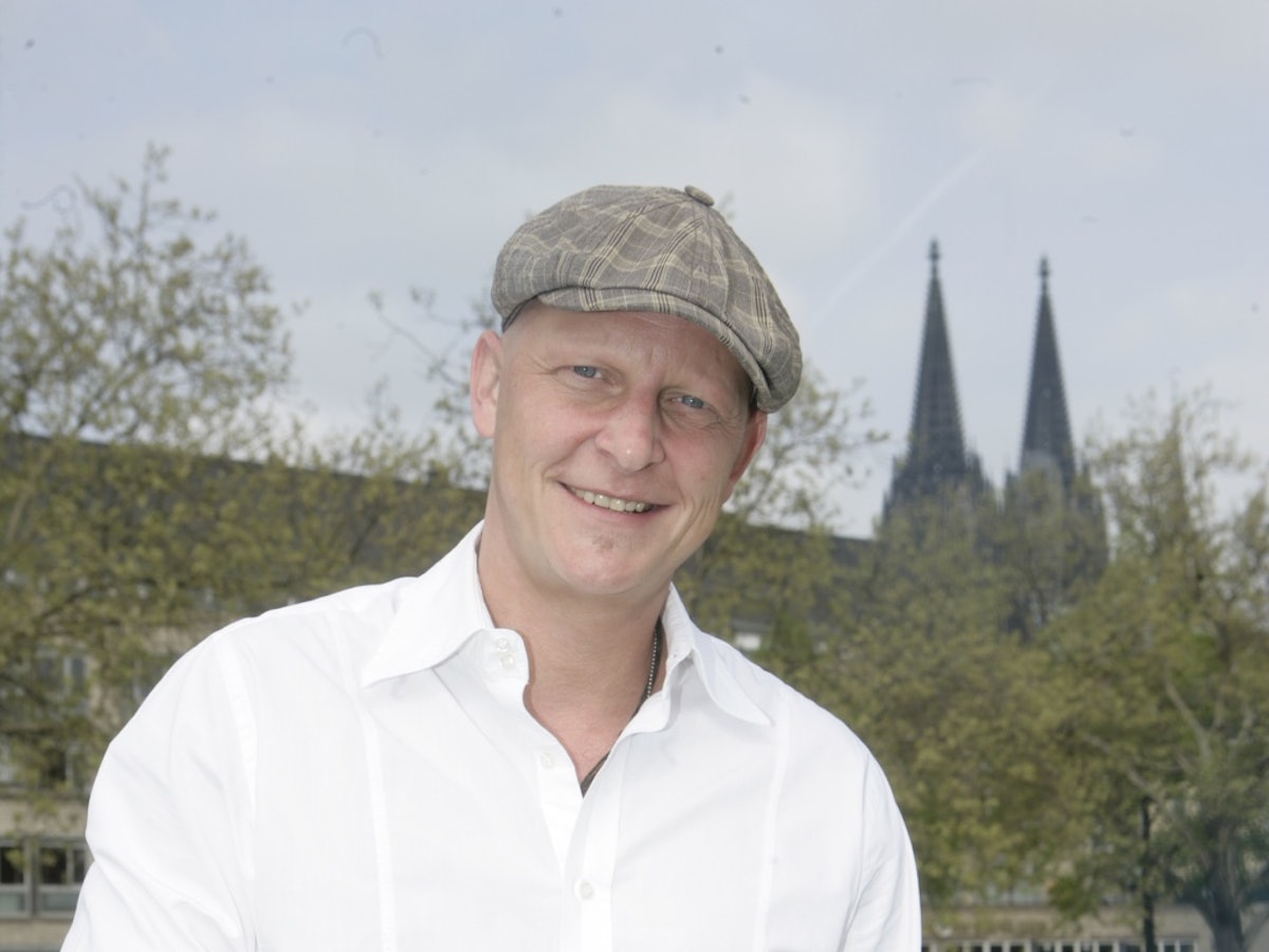 Jochen Damm von den Klüngelköpp lacht in die Kamera.