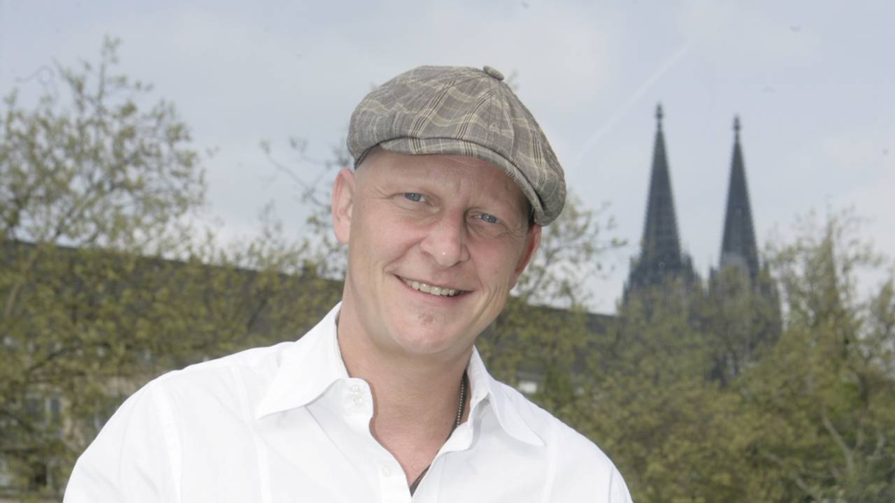 Jochen Damm von den Klüngelköpp lacht in die Kamera.