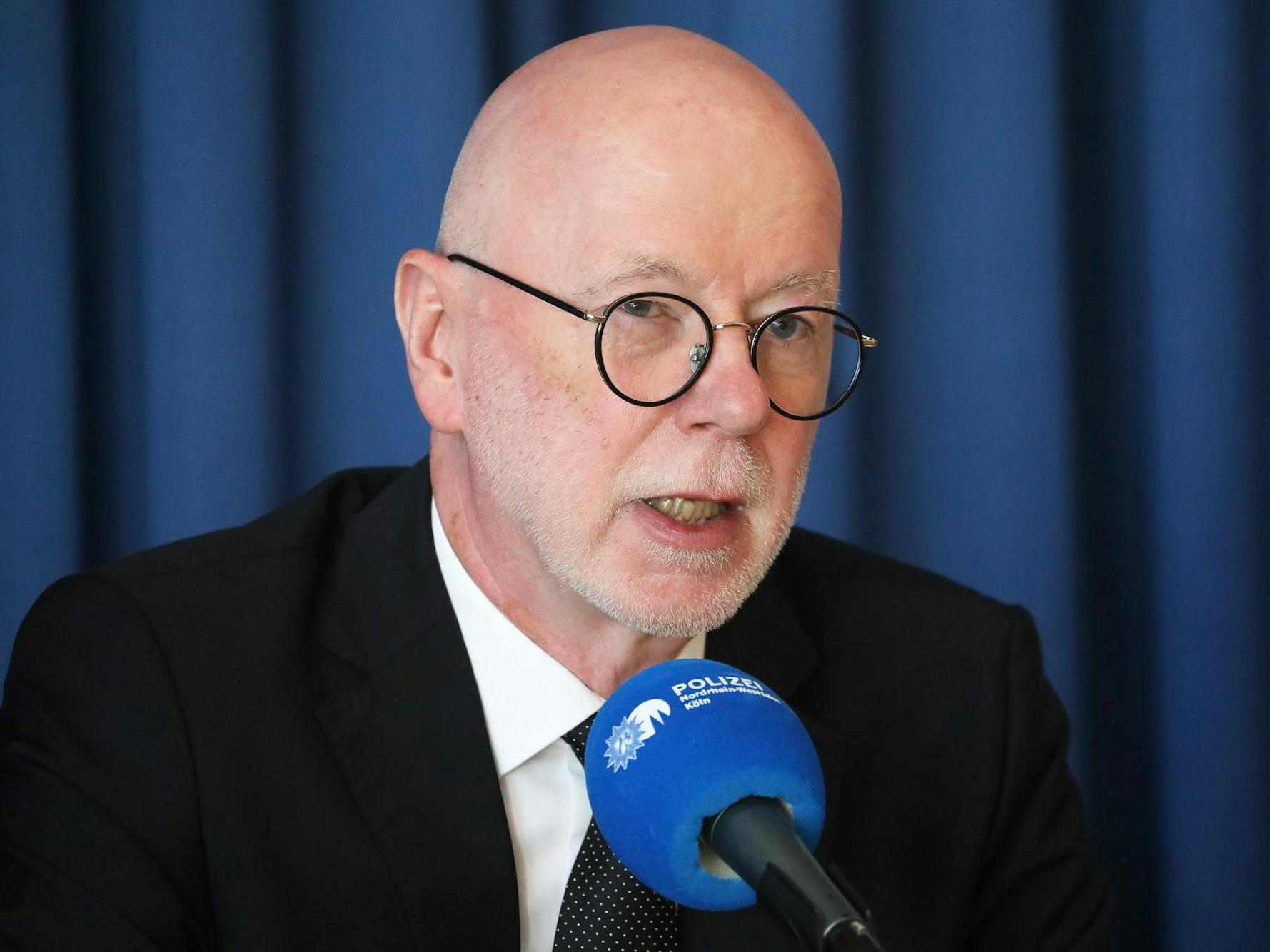 Uwe Jacob spricht in ein Mikrofon.