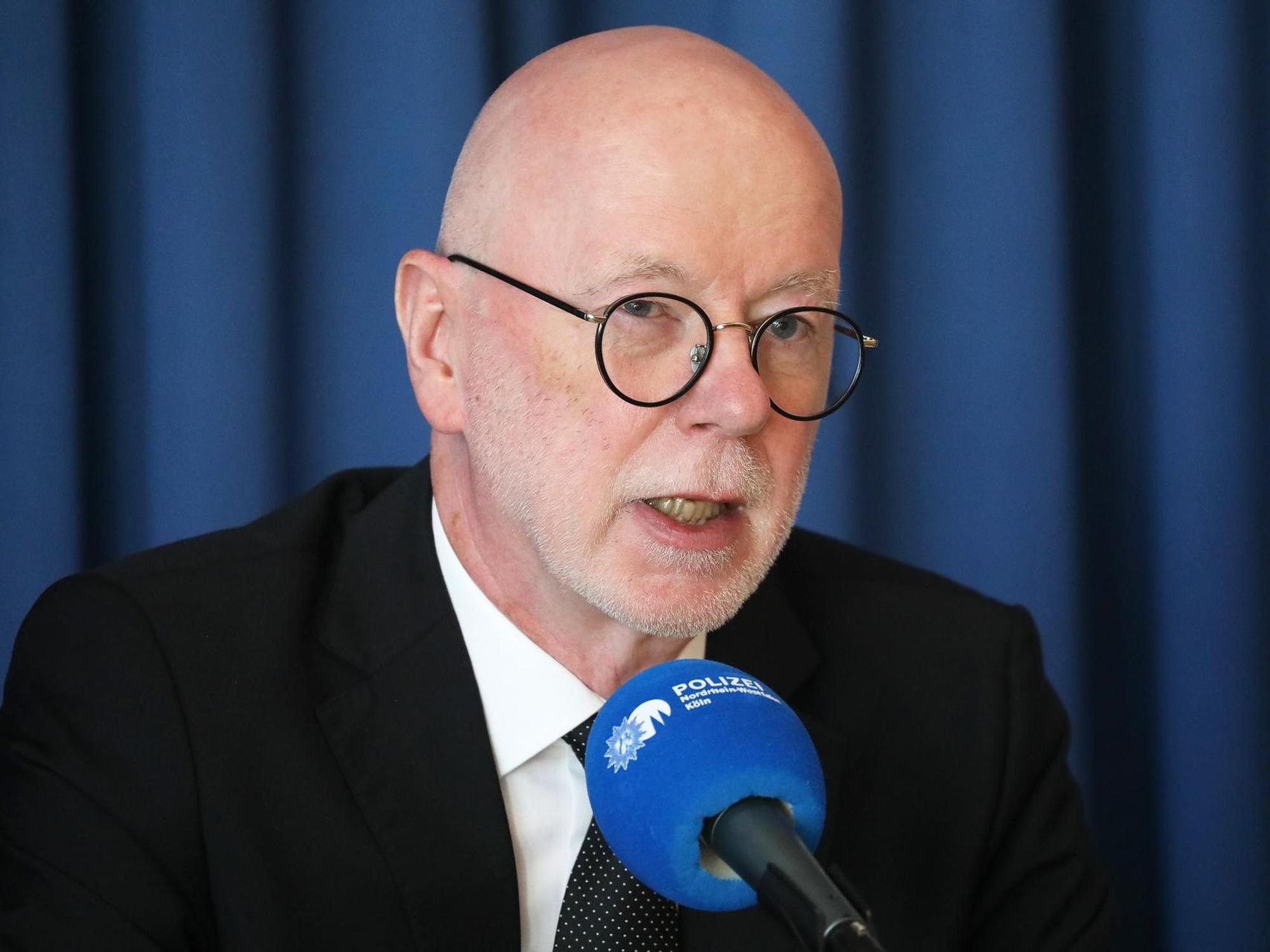 Uwe Jacob spricht in ein Mikrofon.