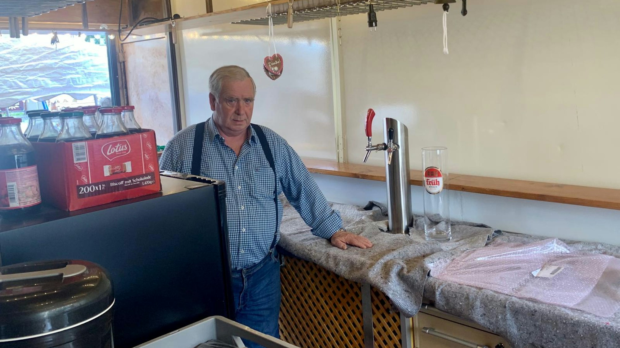Theo Hardt steht in seiner Bierbude.