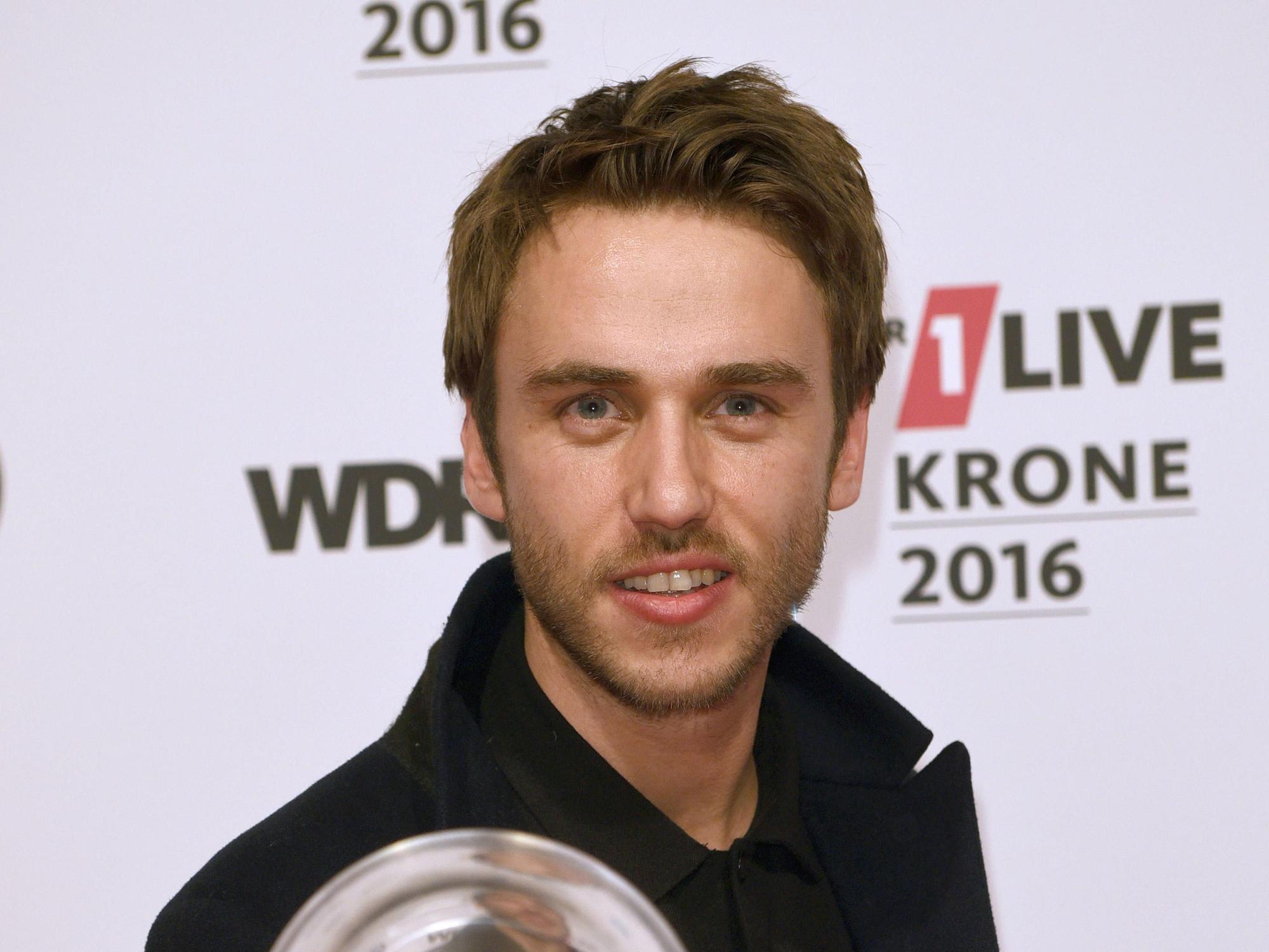 Clueso zeigt stolz die Eins-Live-Krone, die er 2016 gewonnen hat.