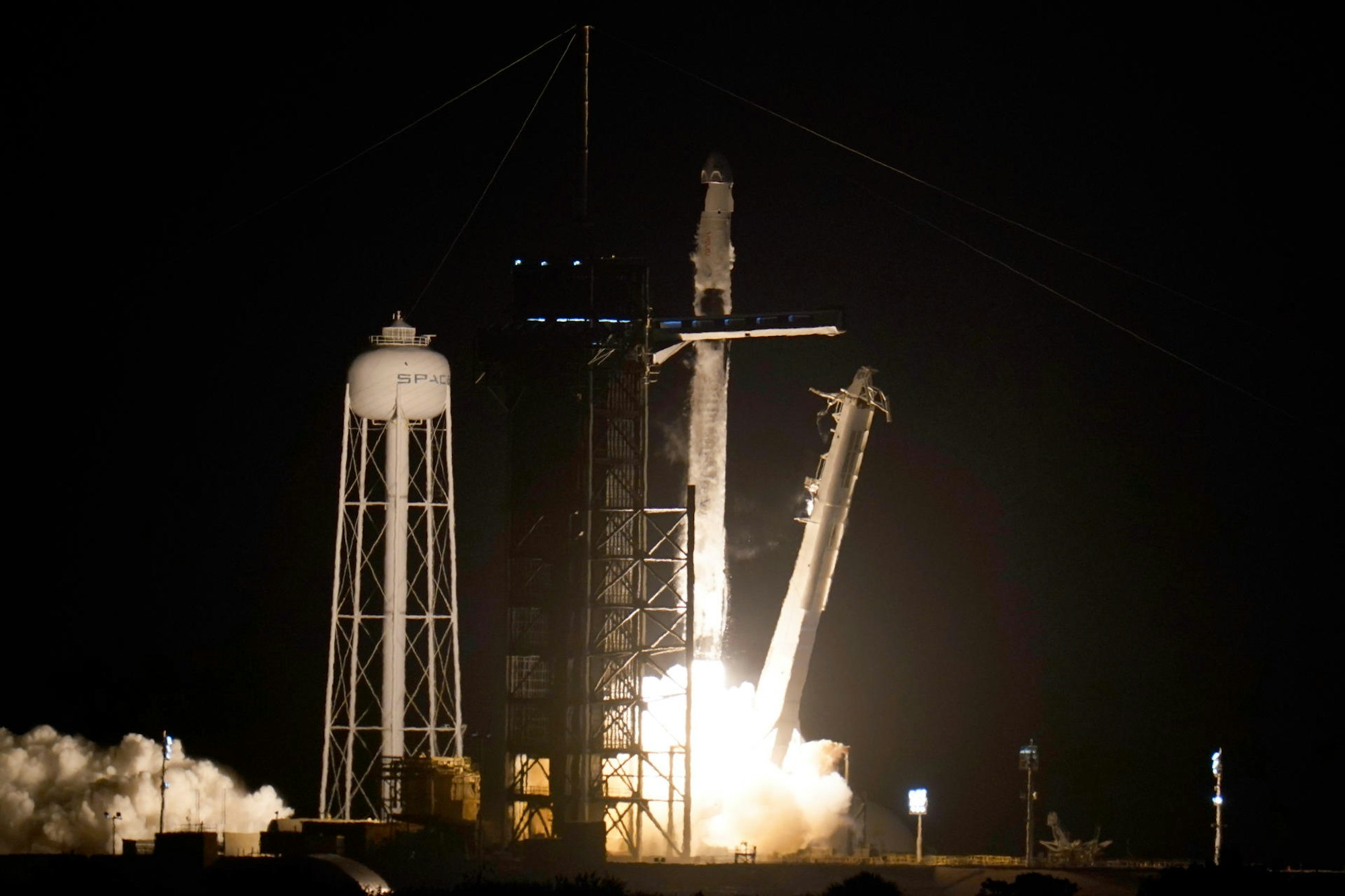 SpaceX_Blue_Origin_2