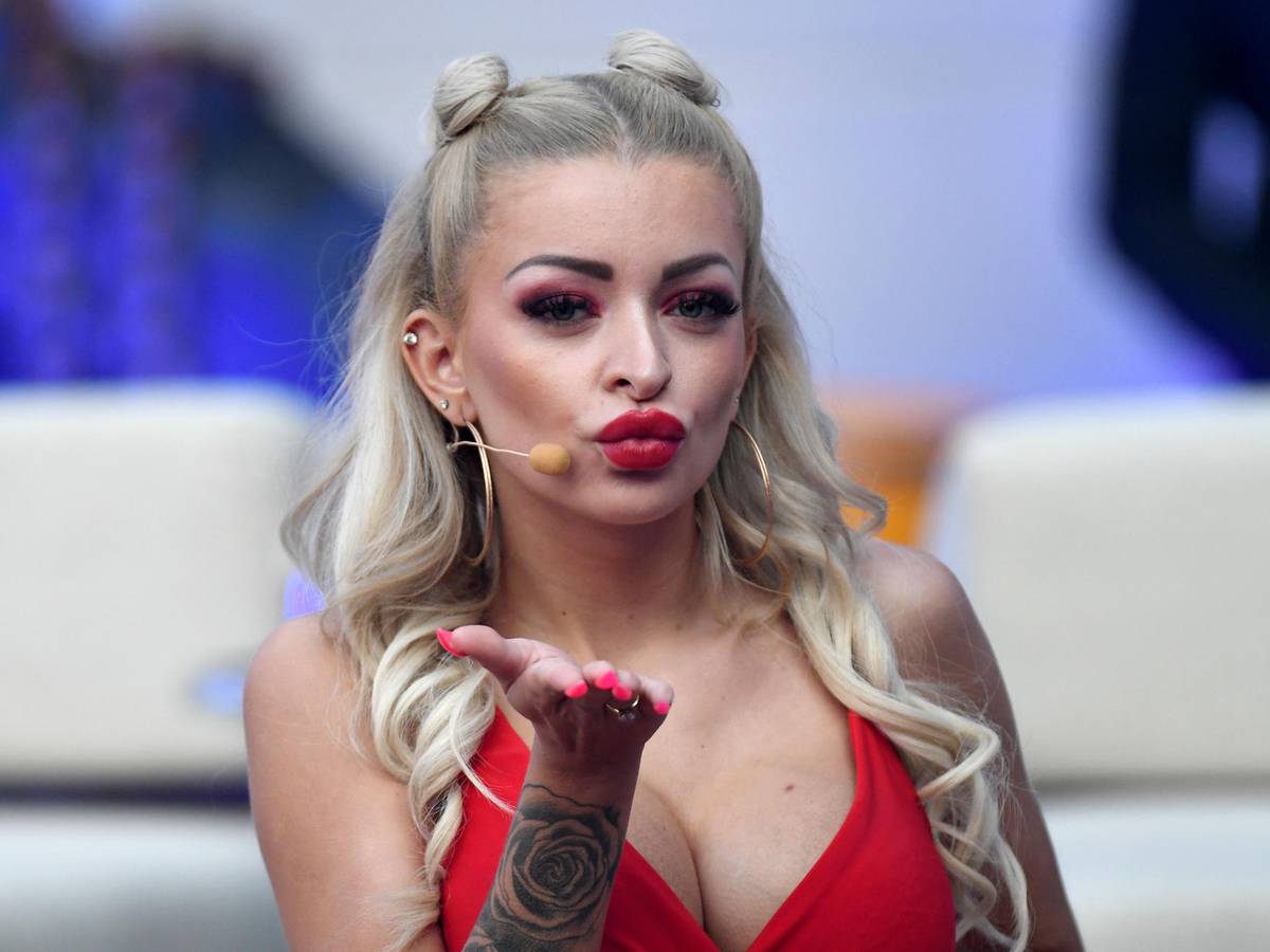 Katja Krasavice zeigt sich oft extrem sexy. Nun wurde mehrere Bilder von ihr in de sozialen Netzwerken gelöscht.