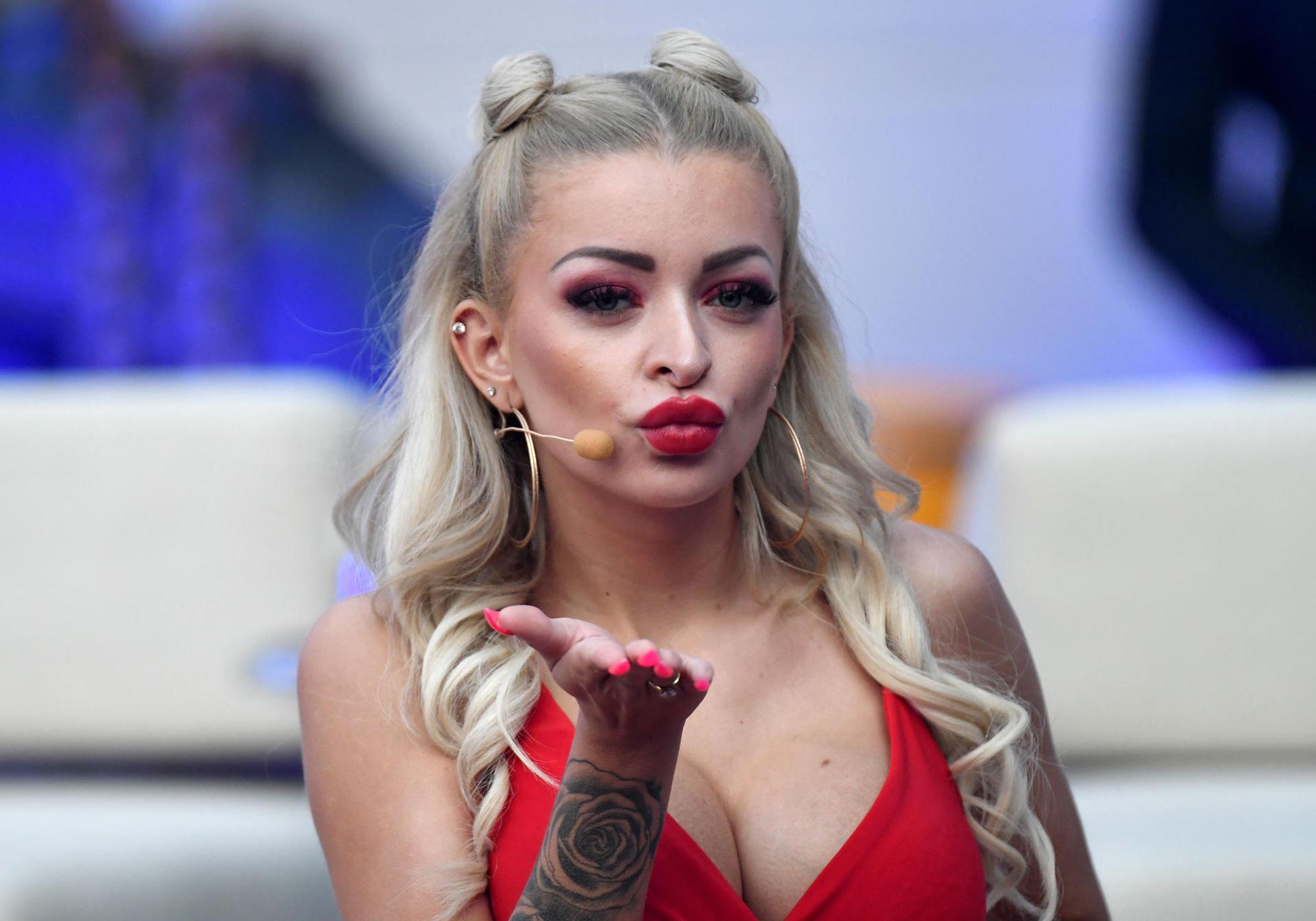 Katja Krasavice zeigt sich oft extrem sexy. Nun wurde mehrere Bilder von ihr in de sozialen Netzwerken gelöscht.