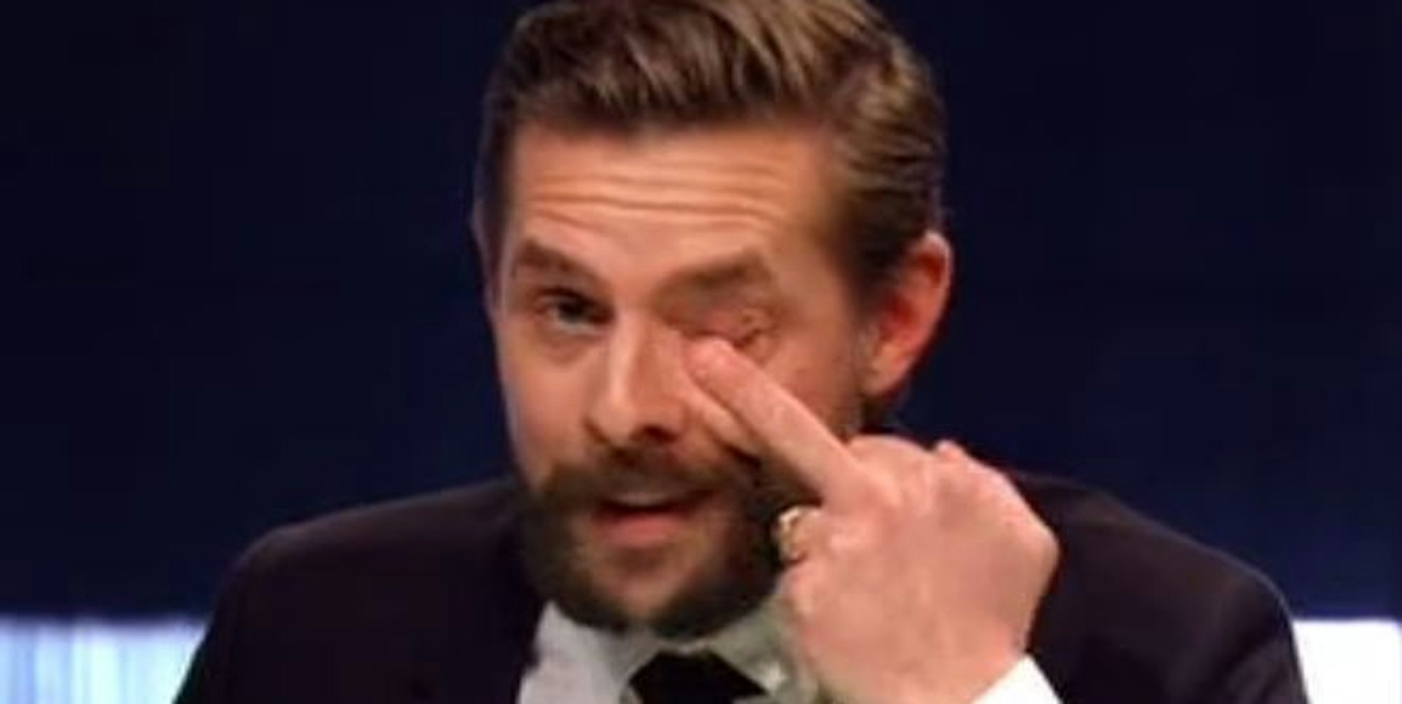 1803 klaas heufer umlauf late night berlin stinkefinger