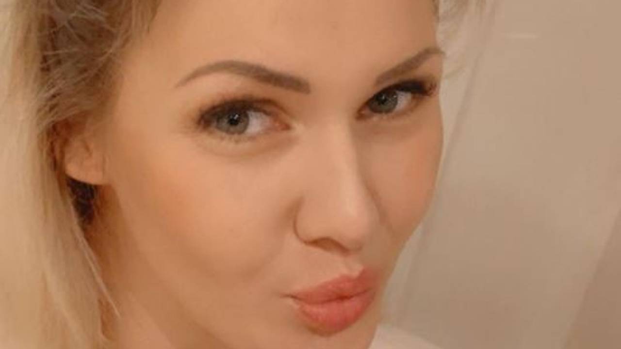 Jenny Delüx schaut in die Kamera.