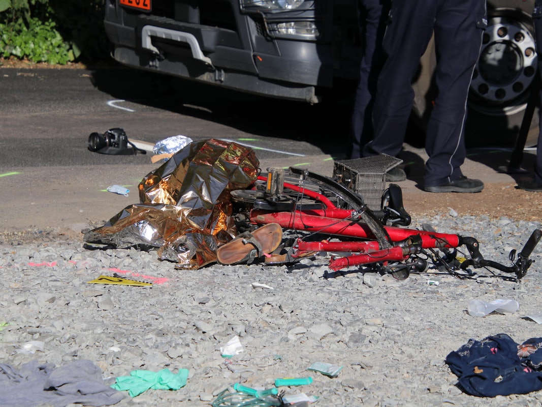 Ein stark beschädigtes Fahrrad liegt auf dem Boden.