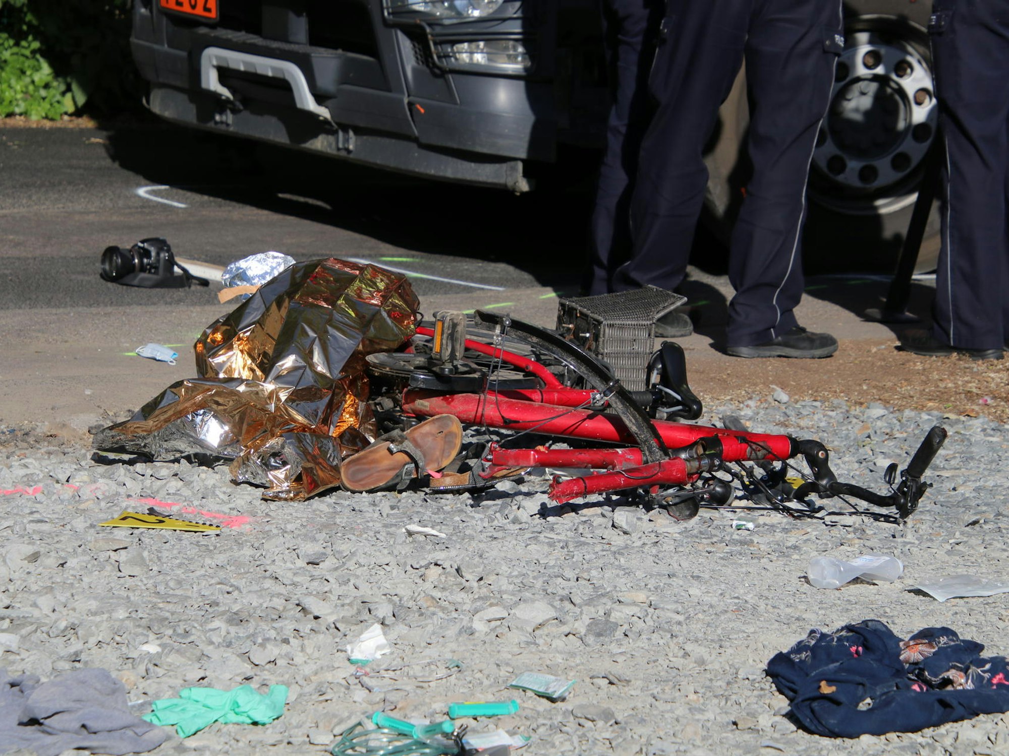 Ein stark beschädigtes Fahrrad liegt auf dem Boden.