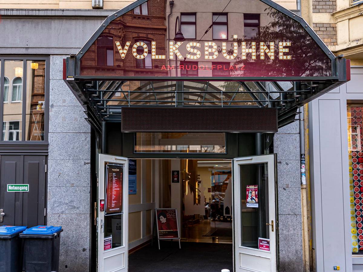 Blick auf den Eingangsbereich der Volksbühne am Rudolfplatz (Aachener Straße) in Köln