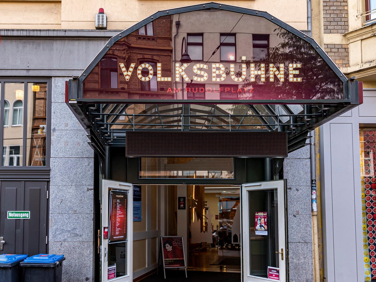 Blick auf den Eingangsbereich der Volksbühne am Rudolfplatz (Aachener Straße) in Köln