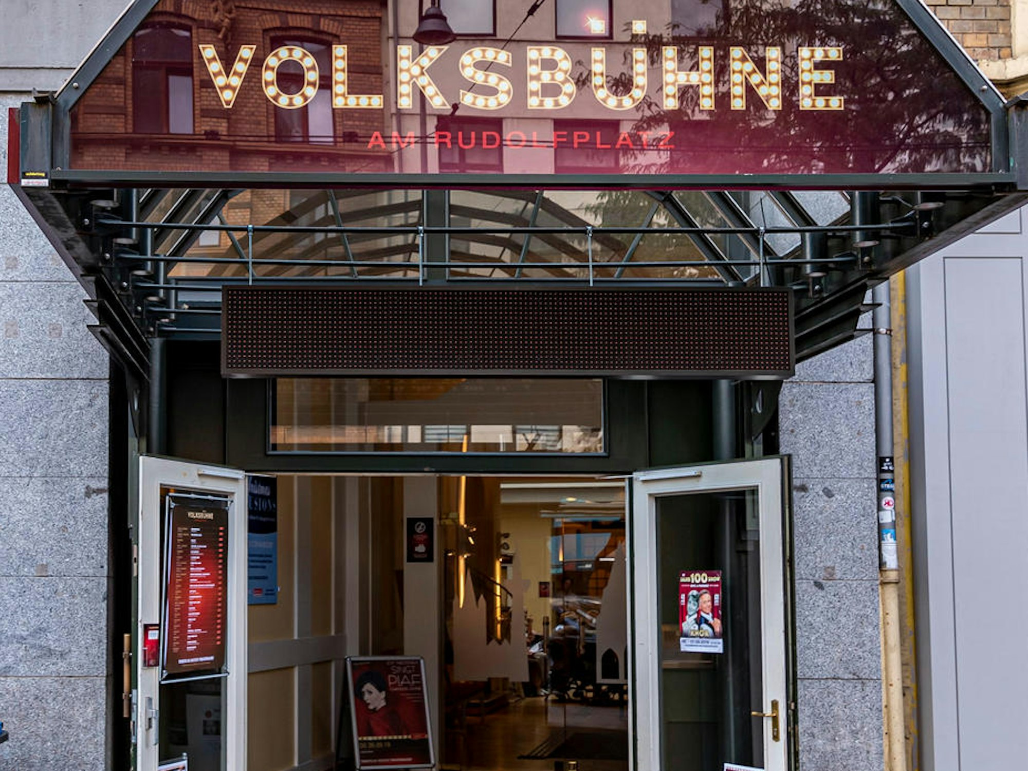Blick auf den Eingangsbereich der Volksbühne am Rudolfplatz (Aachener Straße) in Köln