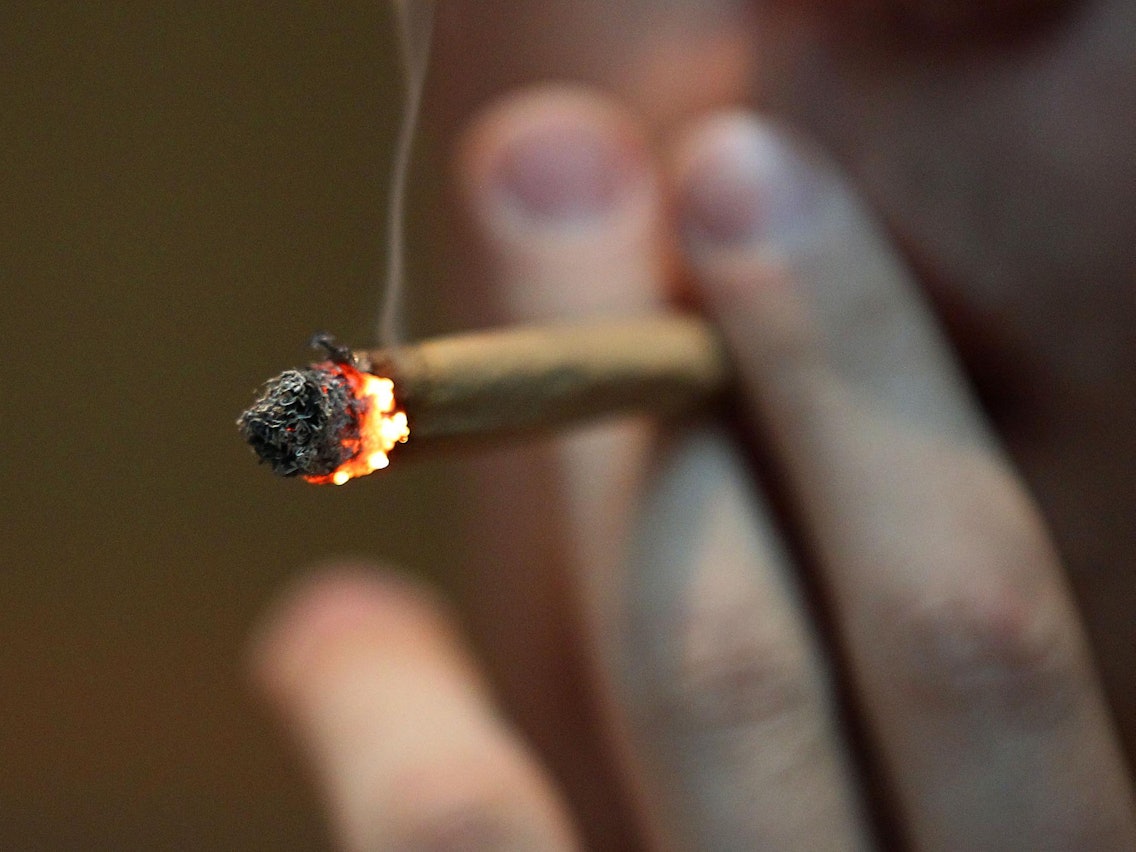 Die kontrollierte Abgabe von Cannabis an Erwachsene soll in Deutschland legalisiert werden. Offenbar hat sich darauf die neue Ampel-Regierung bereits geeinigt. Unser Symbolfoto (18. April 2012) zeigt einen Mann, der in einem Coffee-Shop in Maastricht einen Joint raucht.