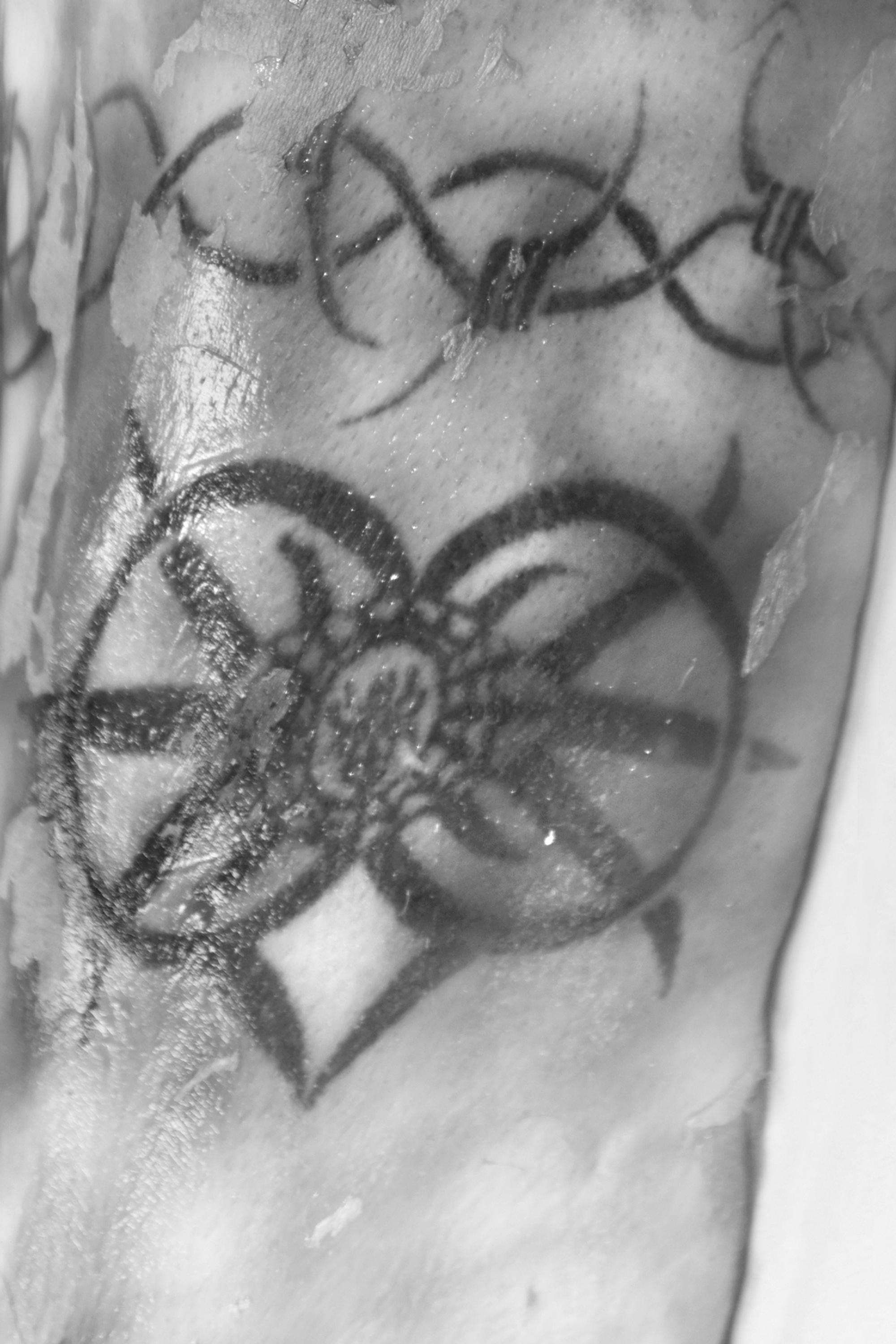 Tattoo-Mann Oberarm links 170612