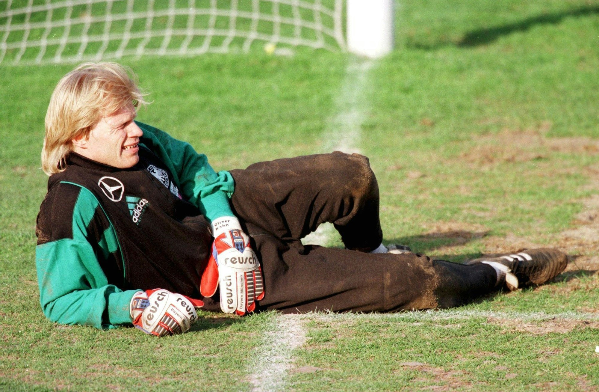 Oliver Kahn liegt auf der Linie im Training
