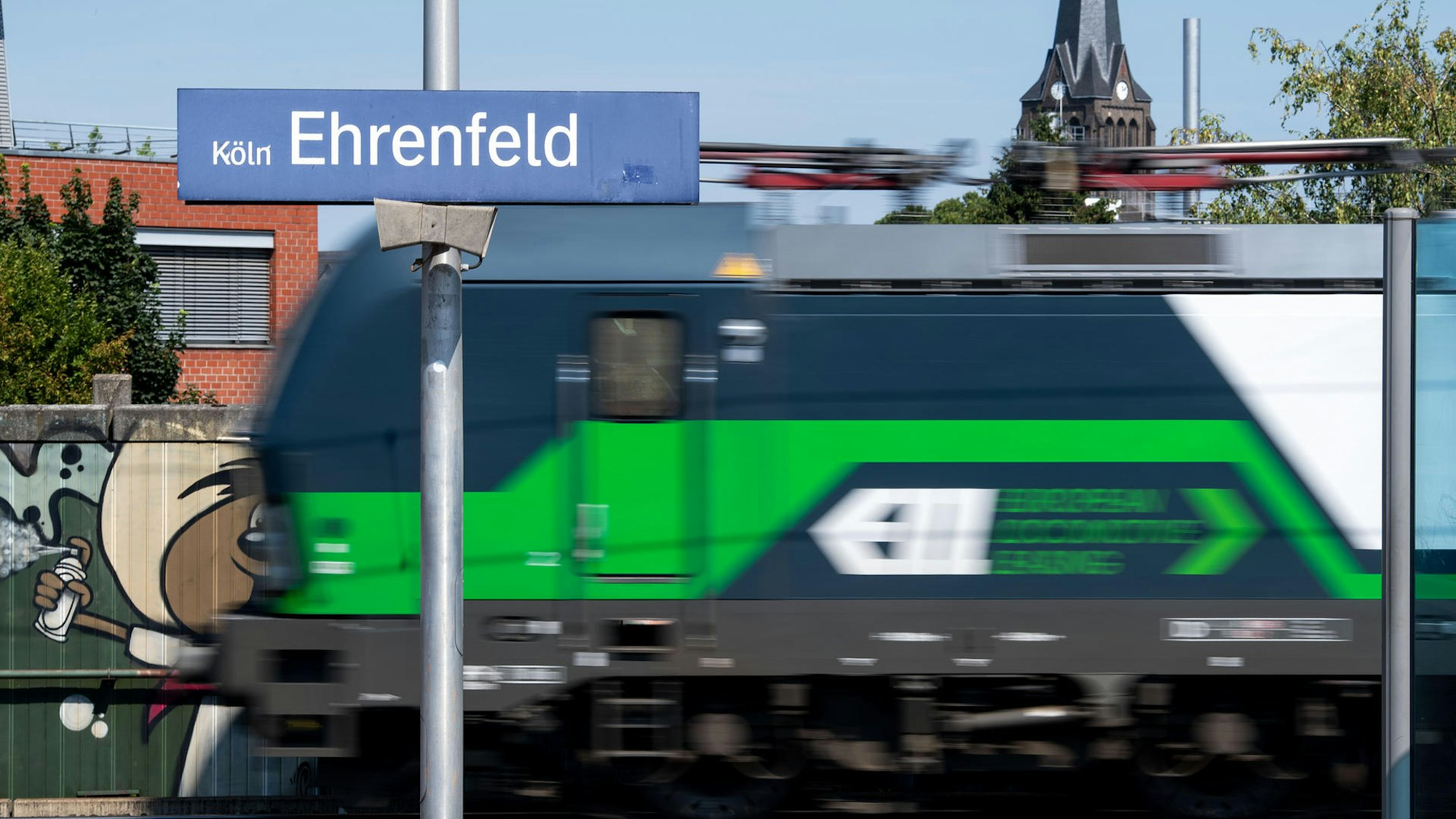 Ein Zug fährt durch den Bahnhof Köln-Ehrenfeld.