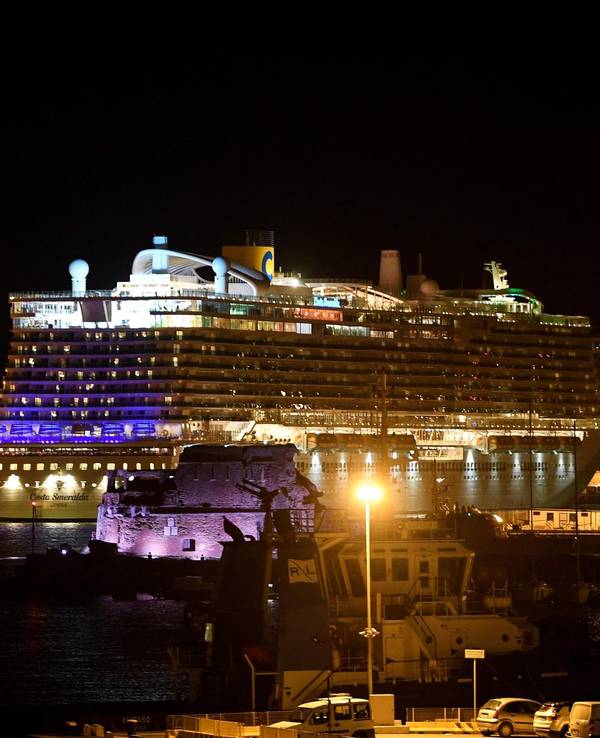 Ein Kreuzfahrtschiff bei Nacht