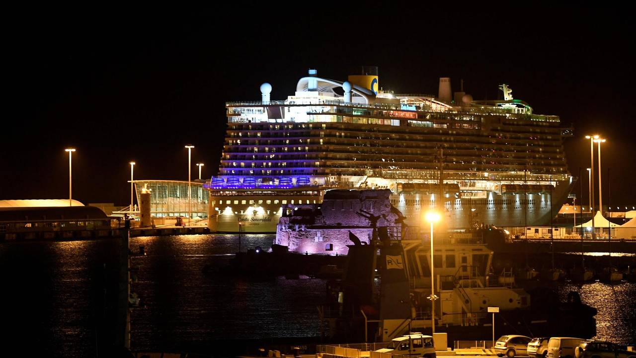Ein Kreuzfahrtschiff bei Nacht