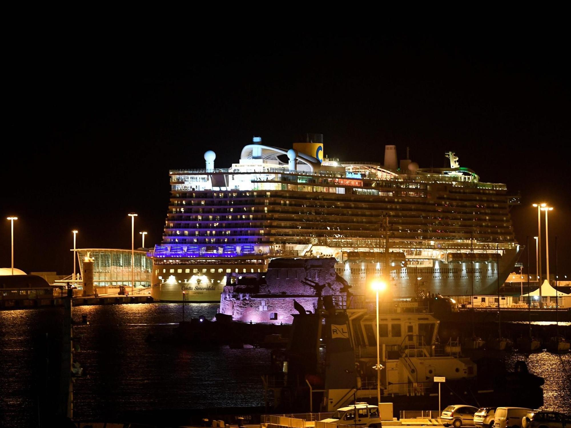 Ein Kreuzfahrtschiff bei Nacht