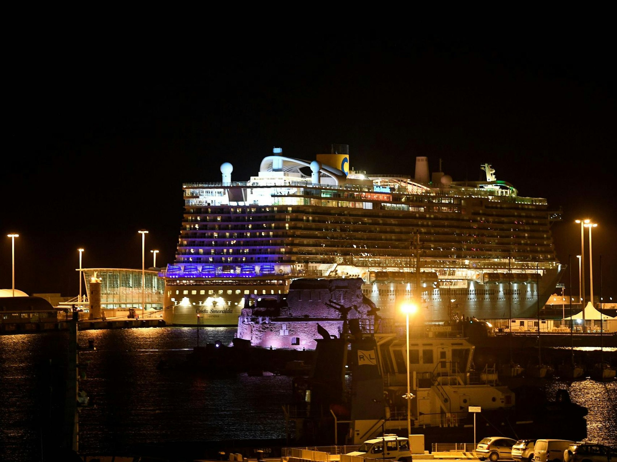 Ein Kreuzfahrtschiff bei Nacht