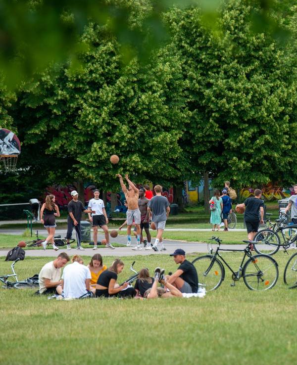 Spieler und Spielerinnen beim Basketball spielen im Stadtpark in Köln.