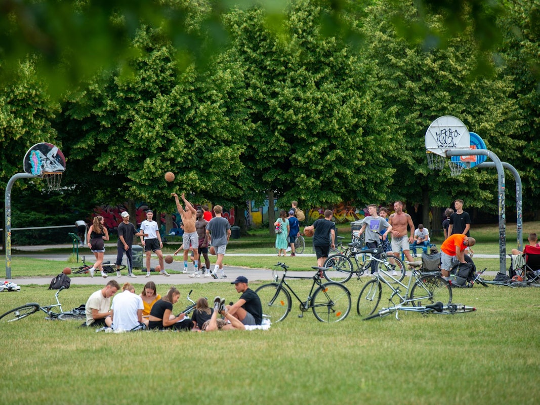 Spieler und Spielerinnen beim Basketball spielen im Stadtpark in Köln.
