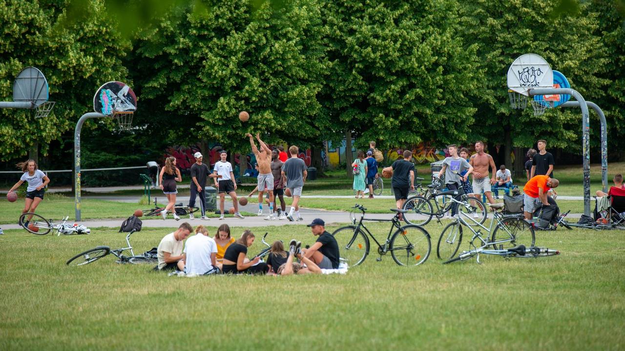 Spieler und Spielerinnen beim Basketball spielen im Stadtpark in Köln.