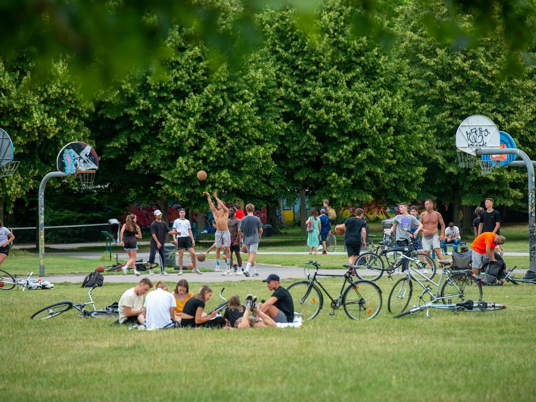 Spieler und Spielerinnen beim Basketball spielen im Stadtpark in Köln.
