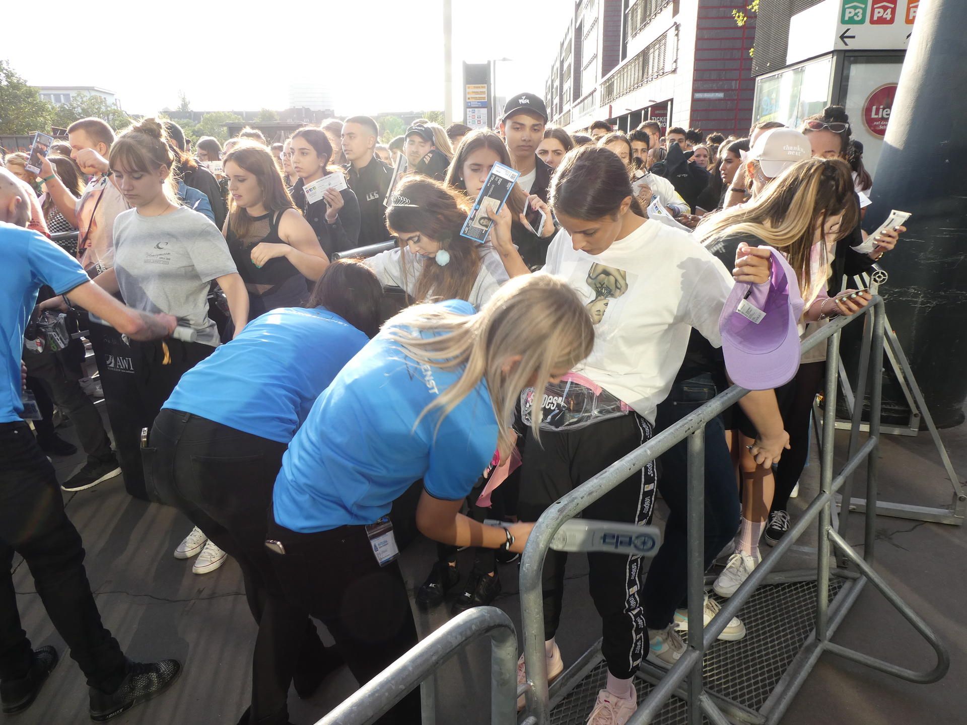 Grande-Fans vor Arena