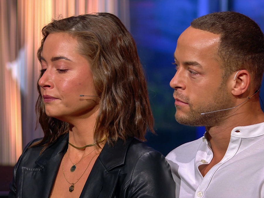 Viele Paare trennten sich nach dem „Sommerhaus der Stars“: Hier sieht man eine Aufnahme des Wiedersehens 2020 mit Jennifer Lange und Andrej Mangold, Jenny weint.
