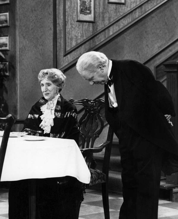 James und Miss Sophie in einer Szene „Dinner or One“.