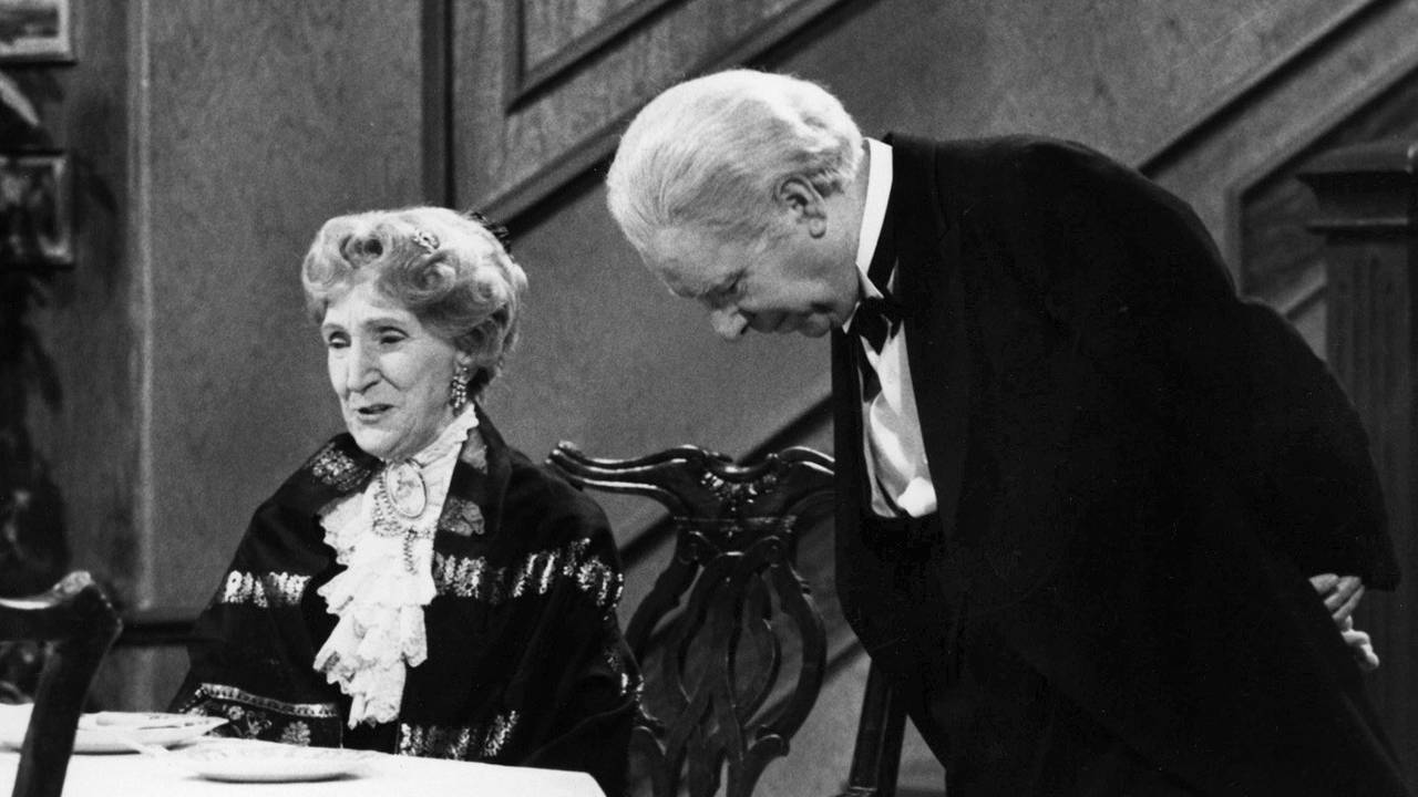 James und Miss Sophie in einer Szene „Dinner or One“.