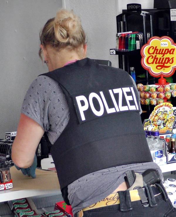 Eine Polizisten sichert Spuren nach einem Kiosk-Überfall.