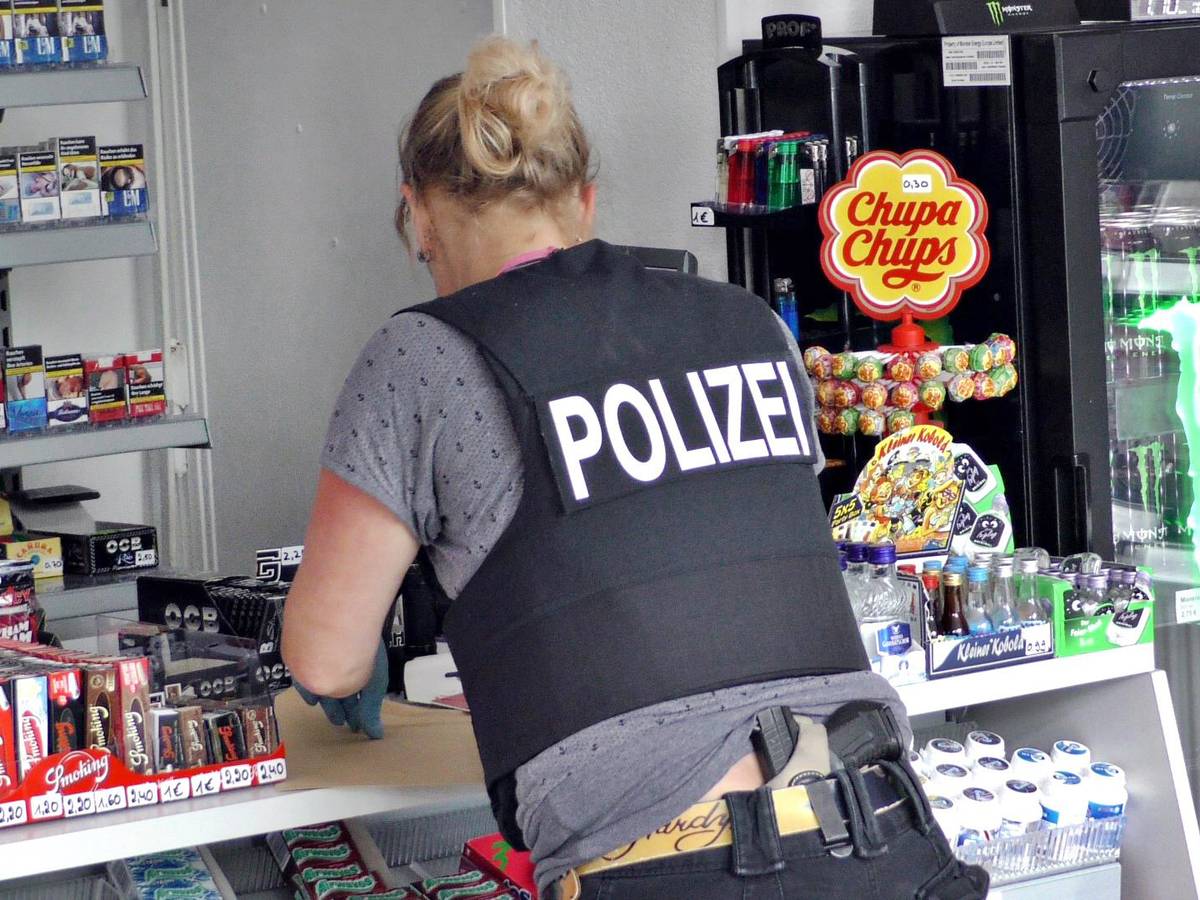 Eine Polizisten sichert Spuren nach einem Kiosk-Überfall.