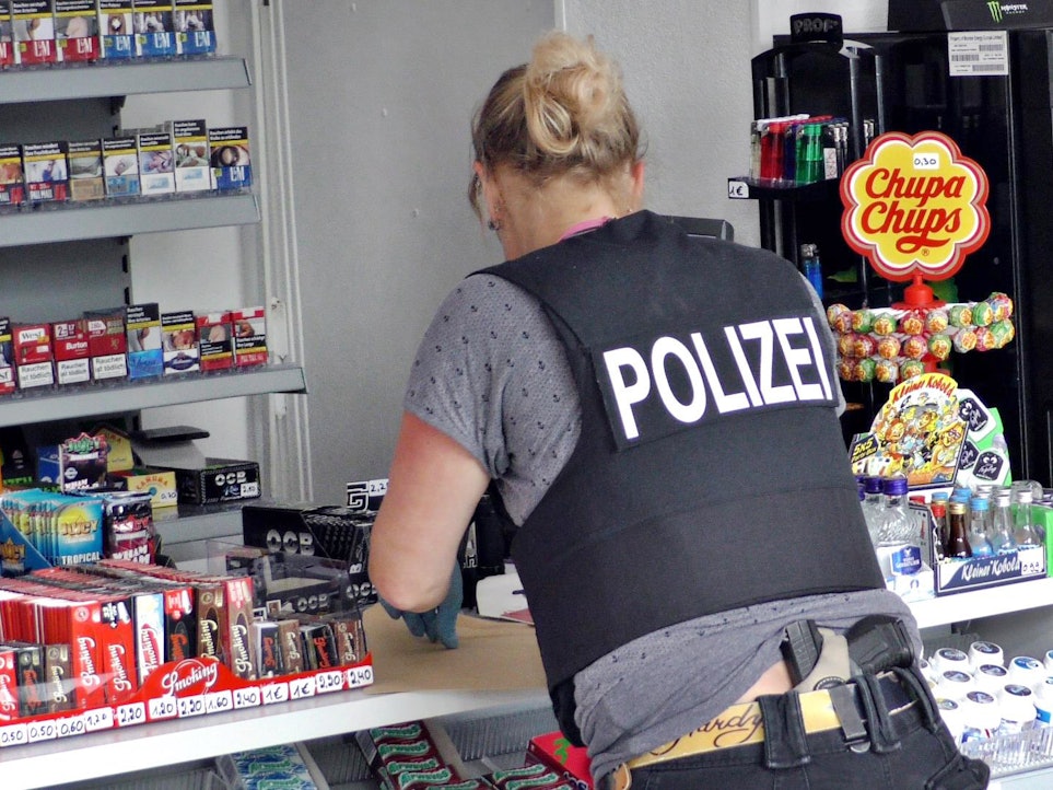 Eine Polizisten sichert Spuren nach einem Kiosk-Überfall.