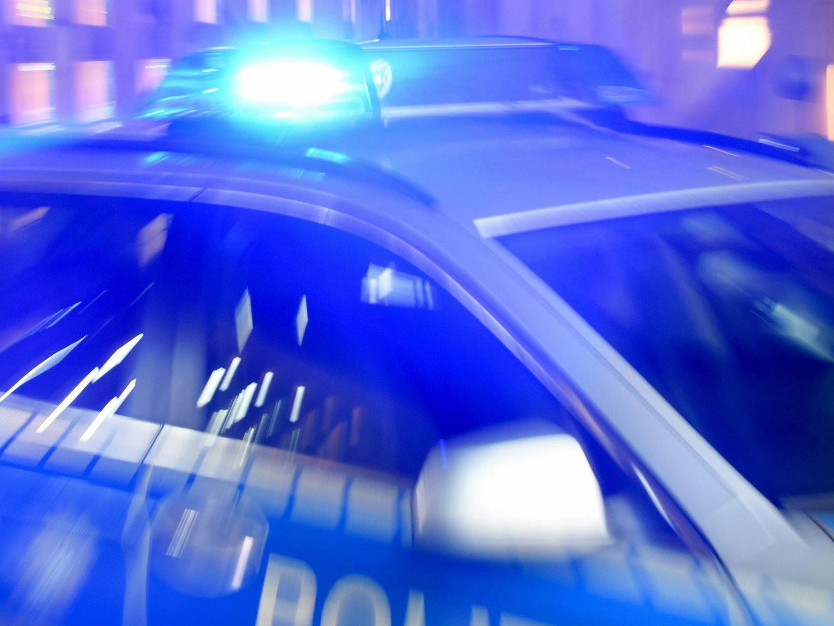 Blaulicht an einem Streifenwagen.
