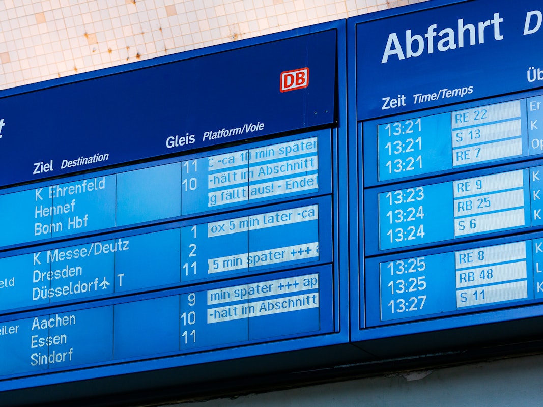 Beim Blick auf eine solche Anzeigetafel sehen sich Pendler und Reisende häufig mit den Worten „Verspätung“ oder „fällt aus“ konfrontiert. Dieses Symbolbild wurde im Jahr 2019 aufgenommen.