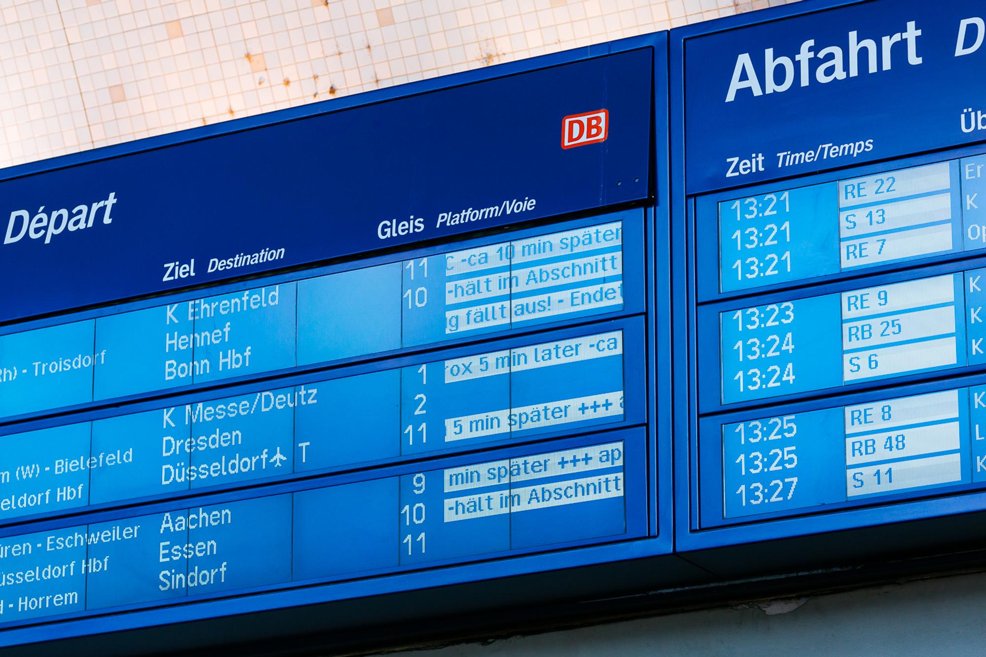 Beim Blick auf eine solche Anzeigetafel sehen sich Pendler und Reisende häufig mit den Worten „Verspätung“ oder „fällt aus“ konfrontiert. Dieses Symbolbild wurde im Jahr 2019 aufgenommen.