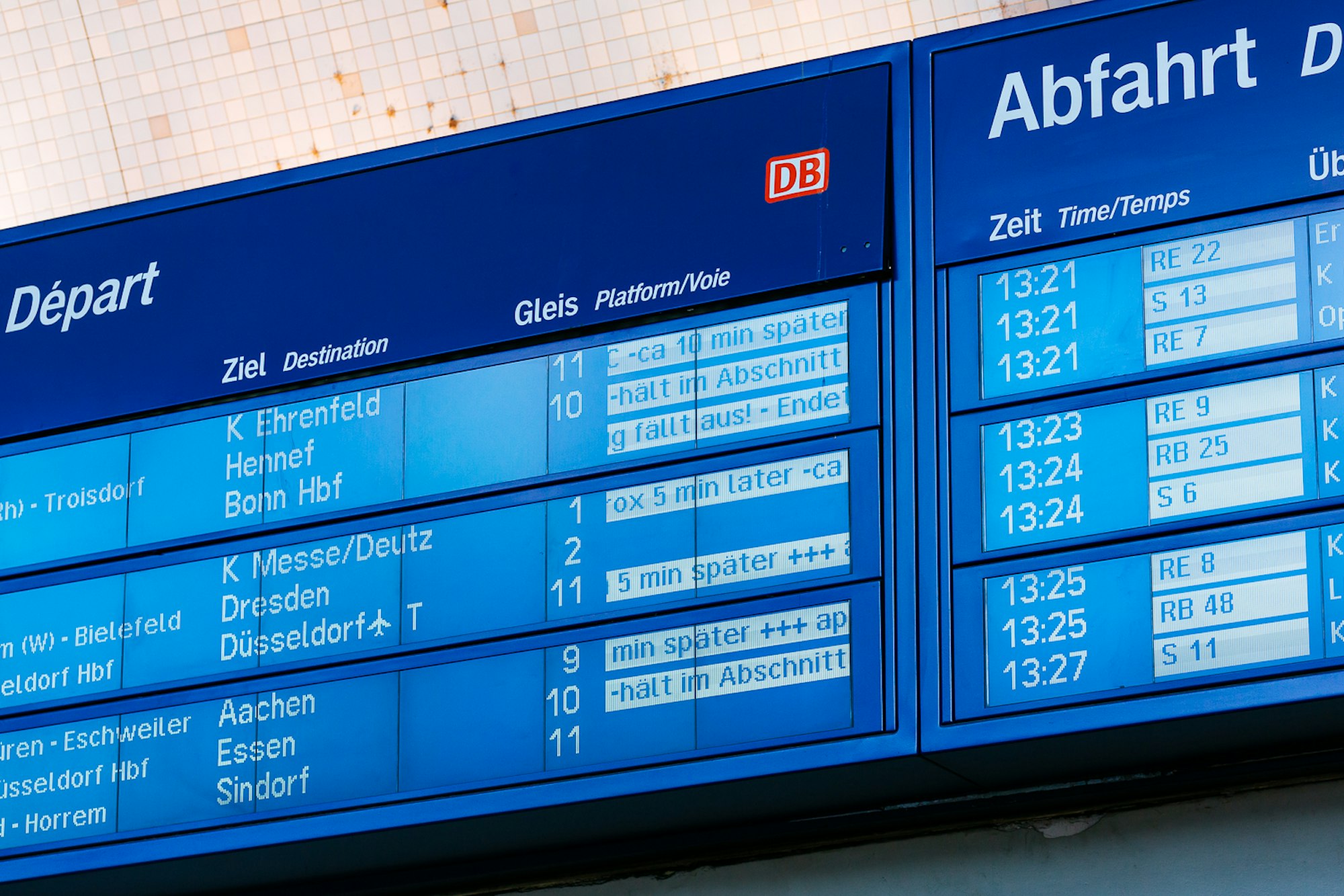 Beim Blick auf eine solche Anzeigetafel sehen sich Pendler und Reisende häufig mit den Worten „Verspätung“ oder „fällt aus“ konfrontiert. Dieses Symbolbild wurde im Jahr 2019 aufgenommen.