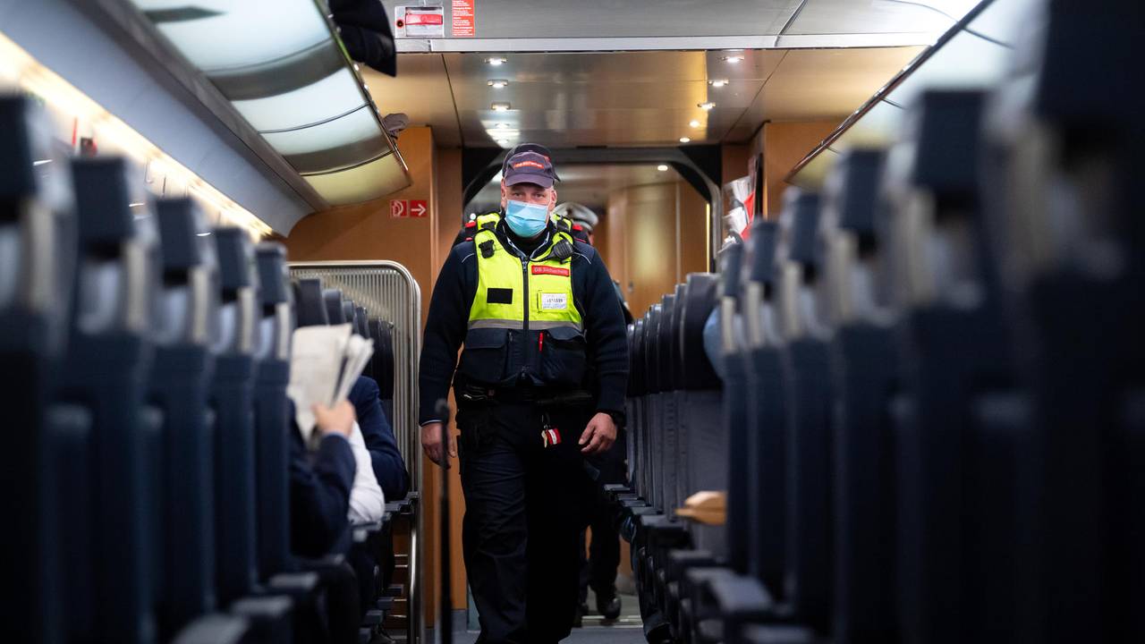 Das undatierte Symbolfoto zeigt einen Polizisten, der durch einen Zug läuft.