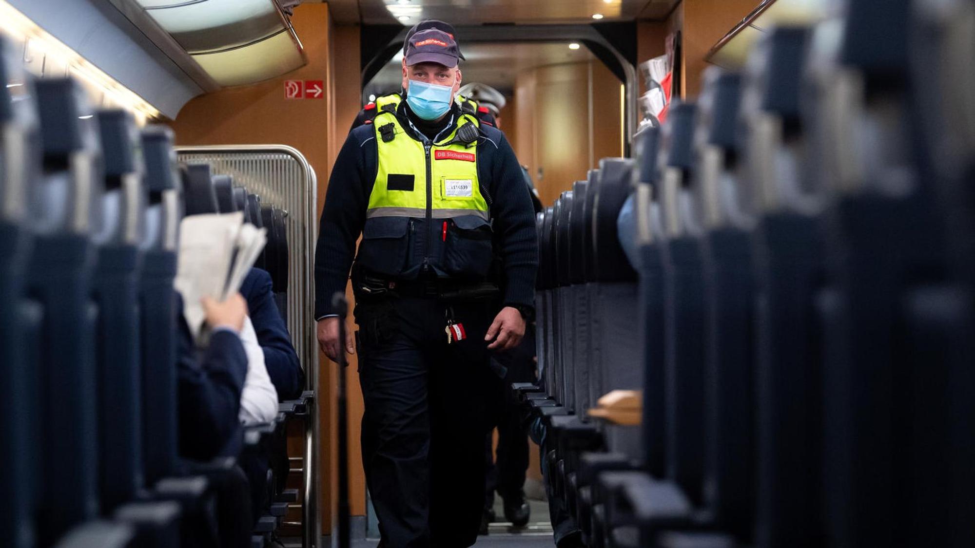 Bundespolizisten gehen durch einen Zug.