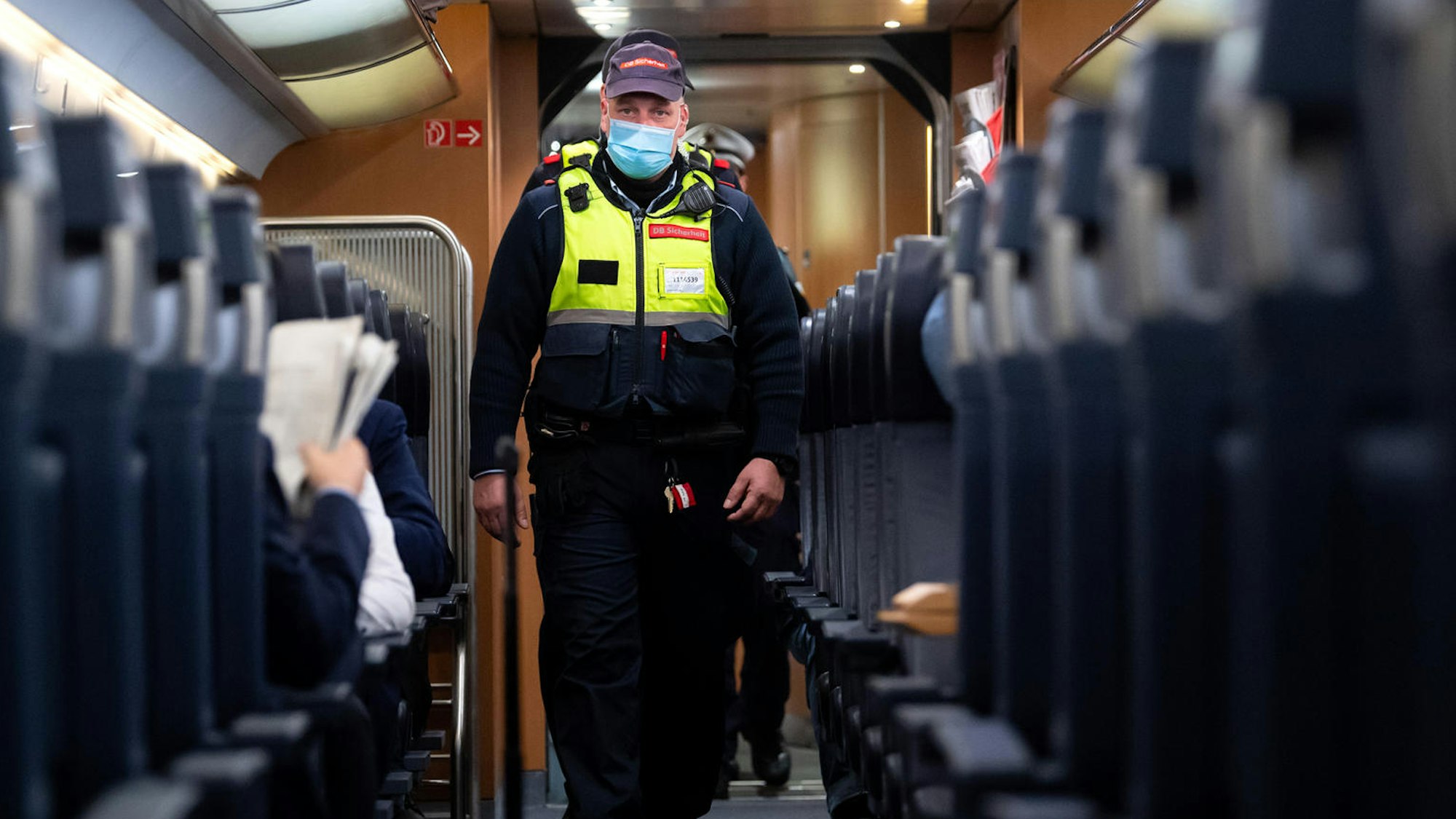 Bundespolizisten gehen durch einen Zug.