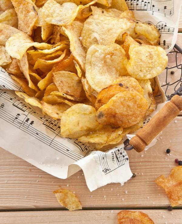 Kartoffelchips, wie auf dem Symbolfoto dargestellt, sind ein beliebter Snack.