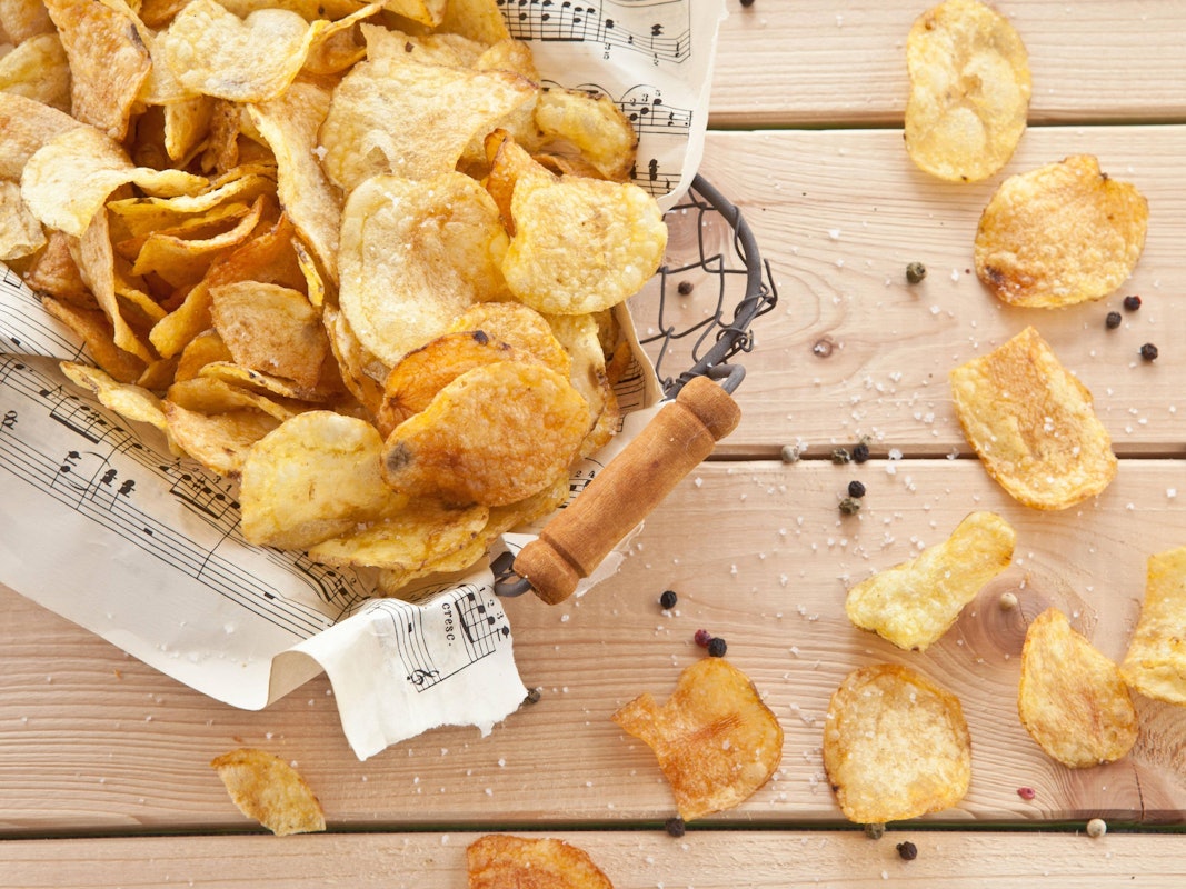 Kartoffelchips, wie auf dem Symbolfoto dargestellt, sind ein beliebter Snack.